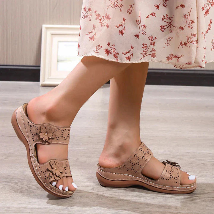 Malia - Sandales élégantes et confortables pour femmes avec motif floral et talon compensé