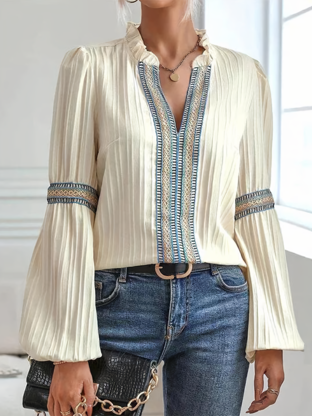 Cara - Stylische Bluse mit schöner Spitze und verspielten Laternenärmeln für Frauen
