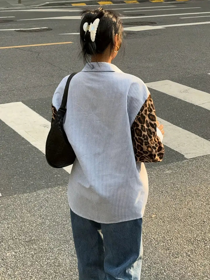 Emily - Blouse bleue élégante avec patchwork léopard pour femme stylée cet automne