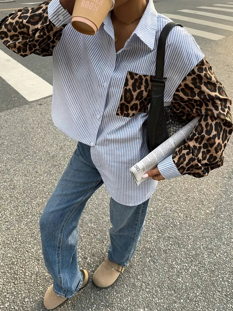 Emily - Blouse bleue élégante avec patchwork léopard pour femme stylée cet automne